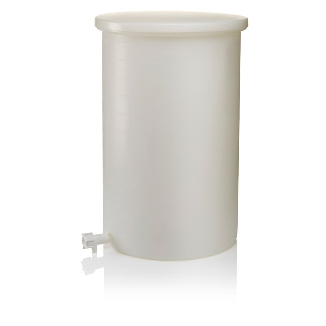 Nalgene&trade; Heavy-Duty Cylindrical LLDPE Tanks with Spigots